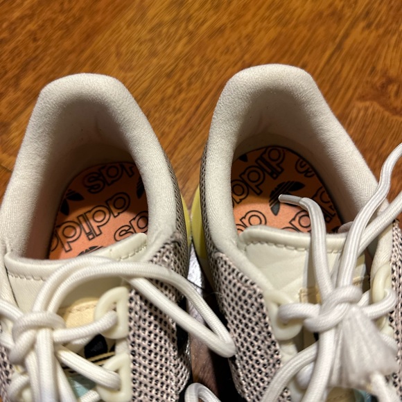 Adidas sports sneakers. - Picture 2 of 8